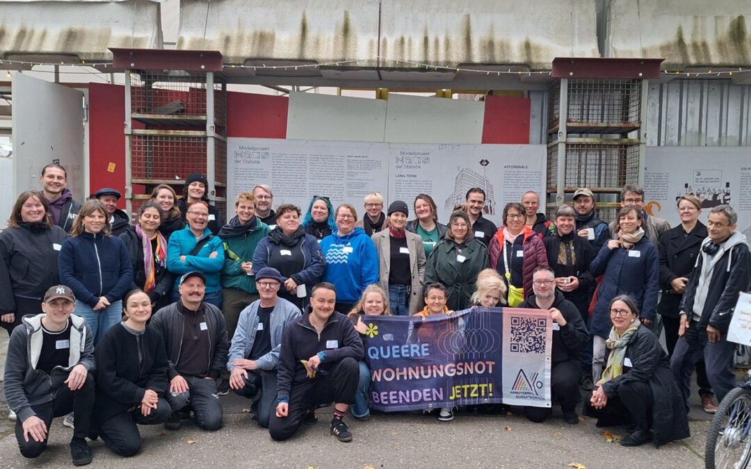 Arbeitskreis QUEER*WOHNEN | Pressemitteilung (31.10.2025) | Wege aus der queeren Wohnungsnot ermöglichen: JETZT